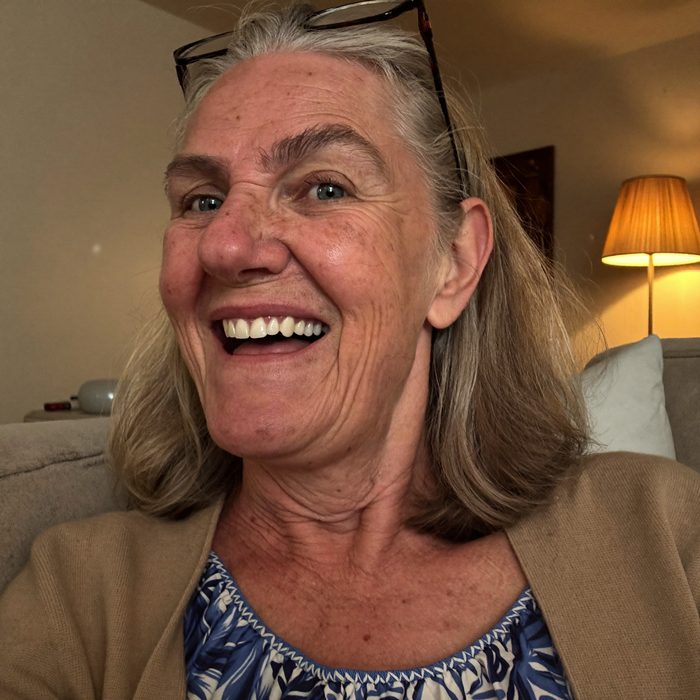 Porträtfoto von Heike, lächelnde Seniorin mit Brille