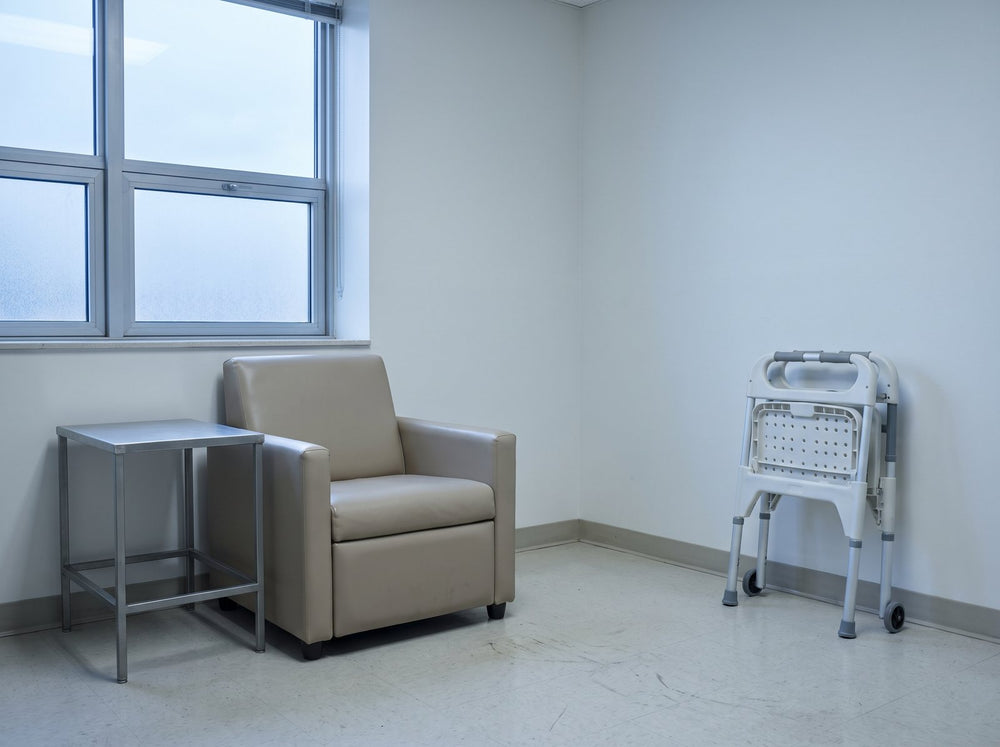 Herkömmliche Alltagshilfe im grauen Klinik-Look