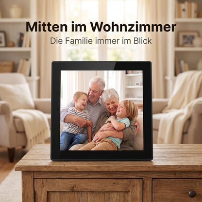 Lumi WLAN-Bilderrahmen auf dem Sideboard im Wohnzimmer mit Familienfoto