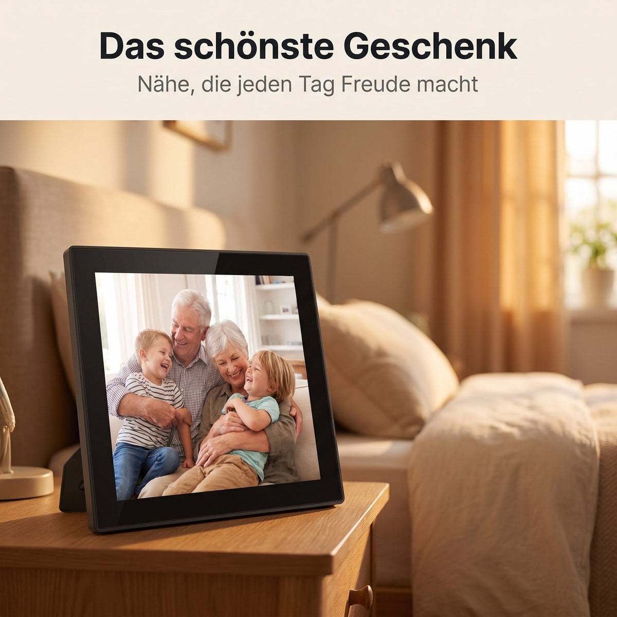 Lumi WLAN-Bilderrahmen als Geschenk auf dem Nachttisch mit Familienfoto