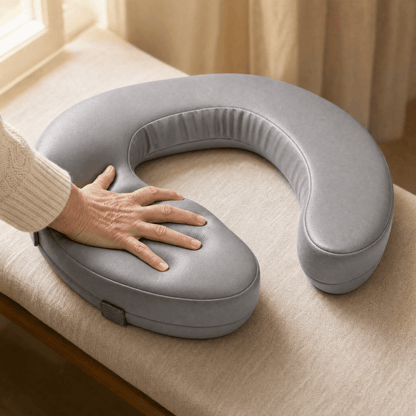 Hand drückt in die weiche Polsterung des AVEO Sitzkissens