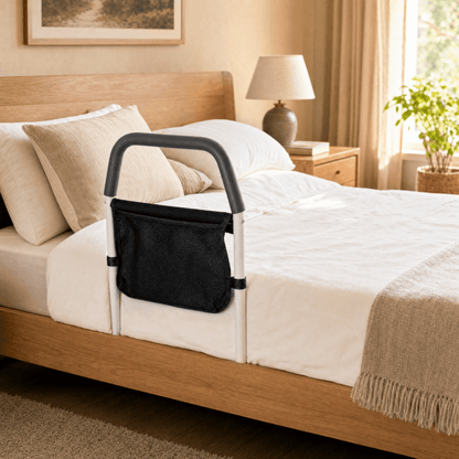 VESTA Bettgriff am Holzbett im wohnlichen Schlafzimmer